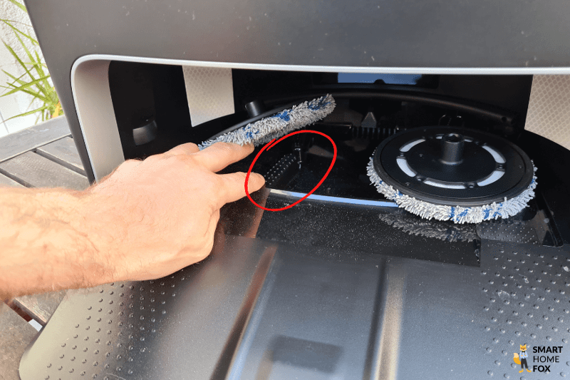 Ein Finger zeigt auf die Reinigungsplatte für die Wischmopps des ECOVACS DEEBOT X1 Turbo